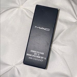 MAC Studio Fix Fluid Foundation NW20